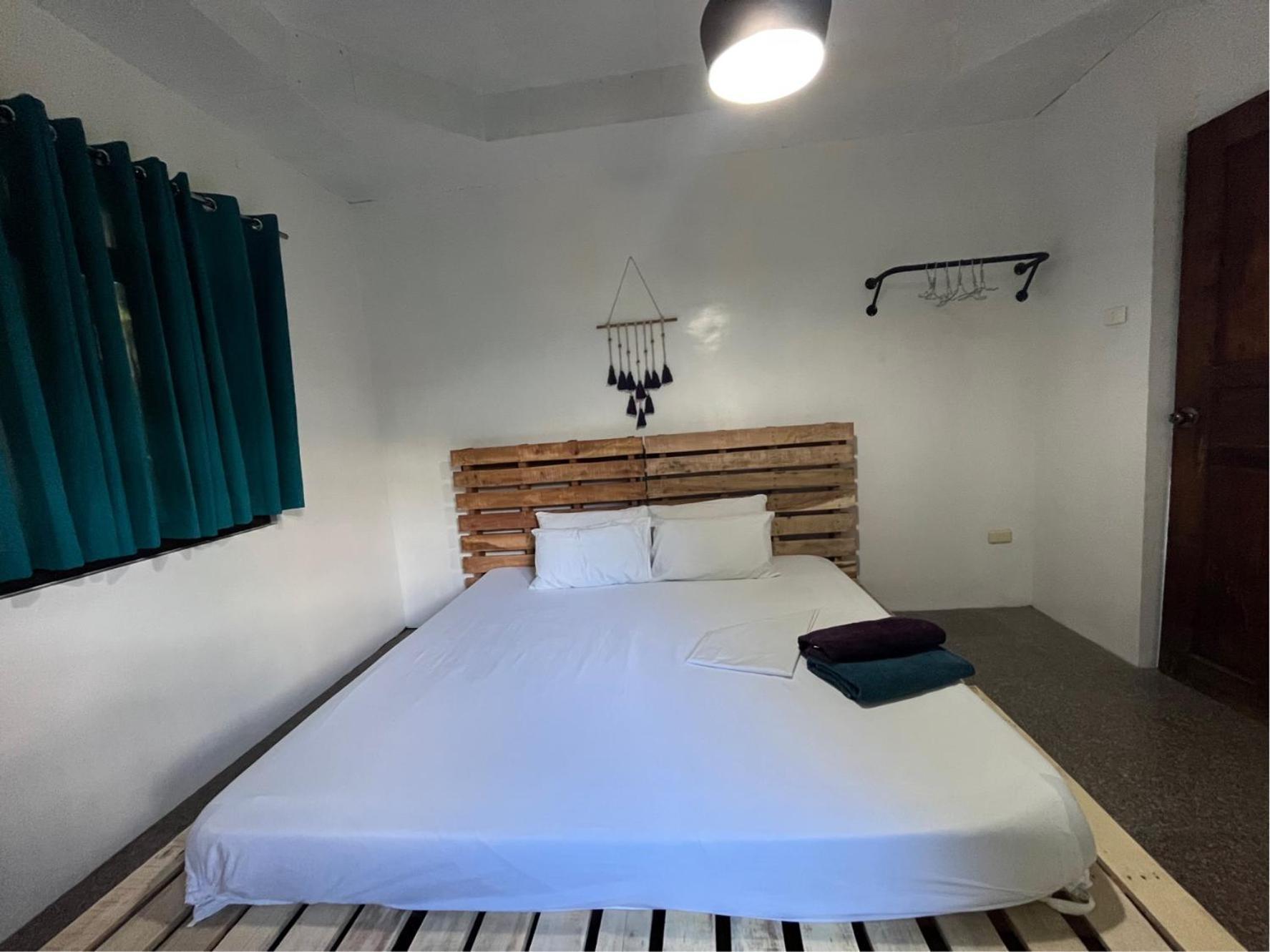 Uncharted Hostel Puerto Galera Εξωτερικό φωτογραφία
