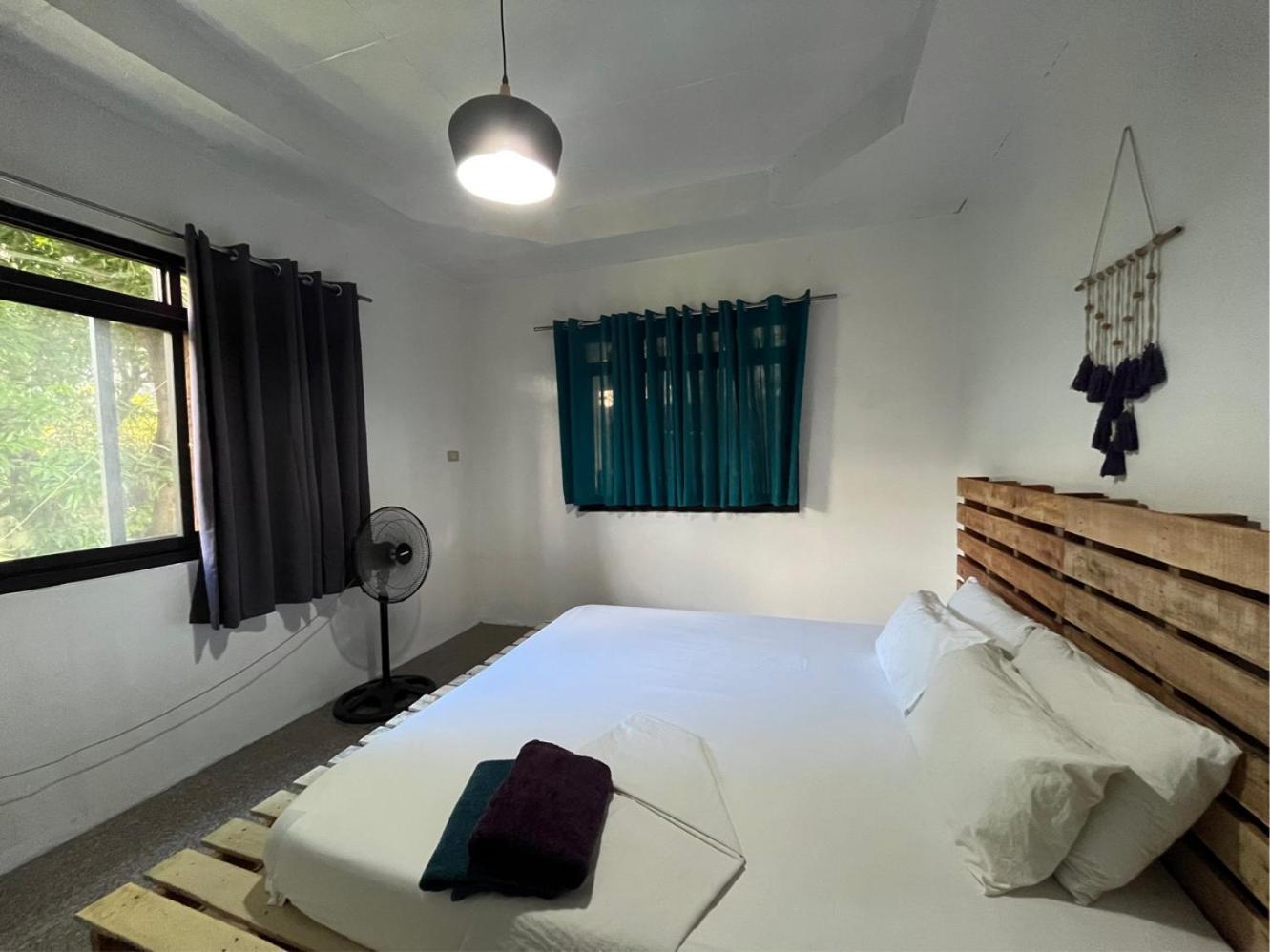 Uncharted Hostel Puerto Galera Εξωτερικό φωτογραφία