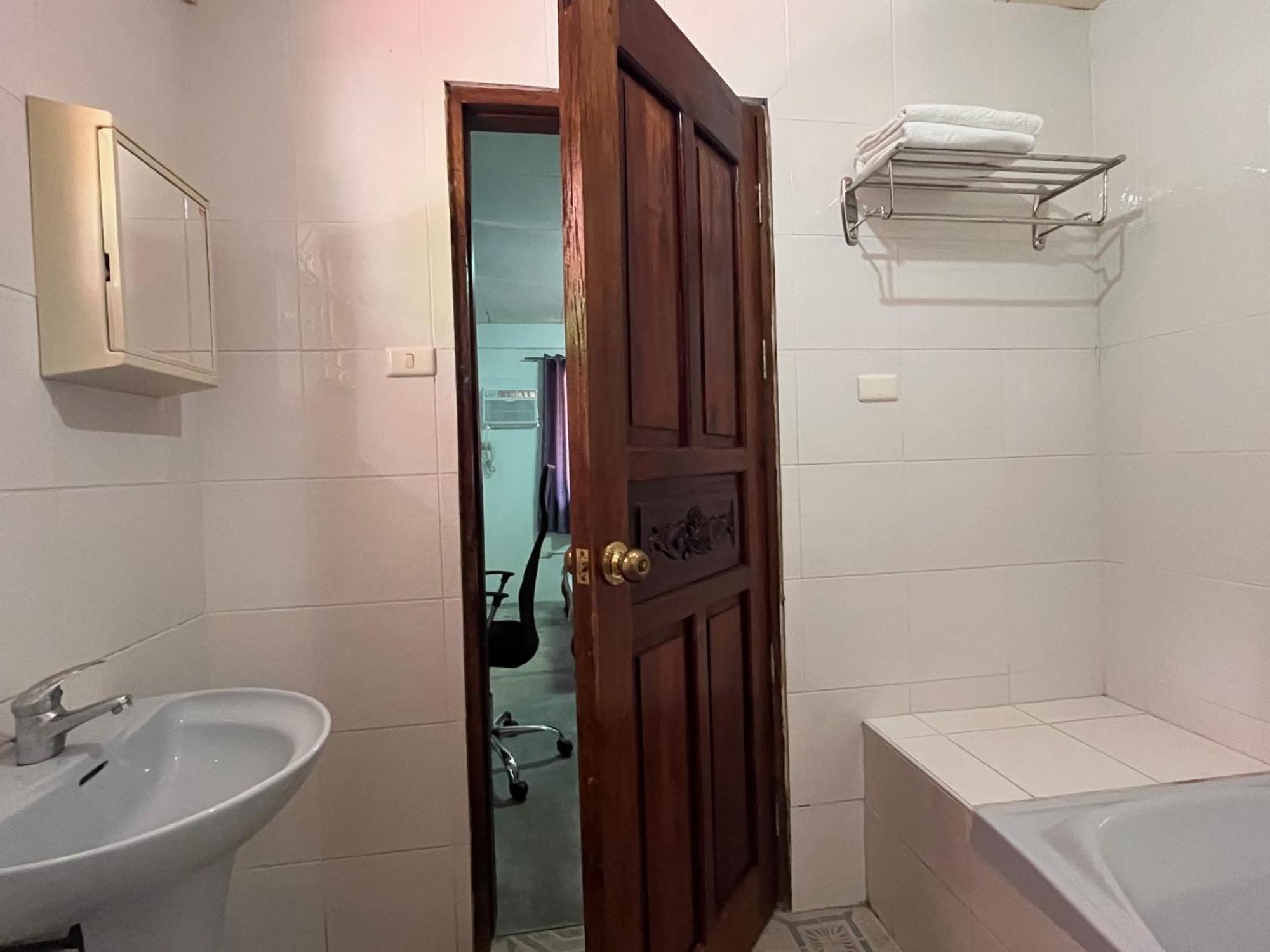 Uncharted Hostel Puerto Galera Εξωτερικό φωτογραφία